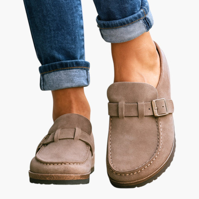 Orthopädische Herrenschuhe mit Schlupfdesign und konturiertem Fußbett